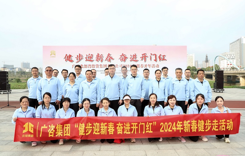 昂揚(yáng)姿態(tài)健步走，龘龘向前啟新程